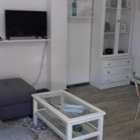 Iii Apartment *